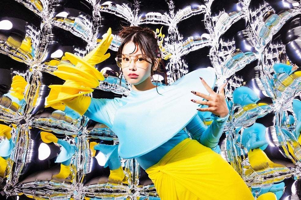 かすこんねぅ、3rdシングルMV「宿命オトメ道」公開 実父OT3出演、実写からAI描写へ変化