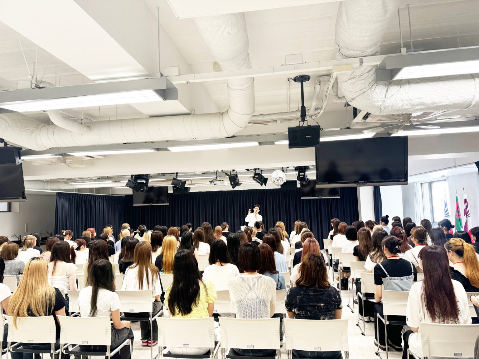 ロイヤル学園、警察官を講師に全学生向け防犯講習 SNS勧誘や闇バイトの手口を解説